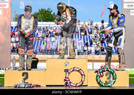 Pardubice, République tchèque. 21 septembre 2025. Le Français Dimitri Berge (au centre) a remporté la 77ème course internationale Golden Helmet motorway speedway qui s'est tenue à Pardubice aujourd'hui, devenant le premier vainqueur français de la célèbre course de l'histoire à Pardubice, République tchèque, le 21 septembre 2025. Le letton Andzejs Lebedevs a terminé deuxième (à gauche), suivi du champion en titre Rasmus Jensen (à droite) du Danemark et de Jakub Jamrog de Pologne, quatrième. Crédit : David Tanecek/CTK photo/Alamy Live News Banque D'Images