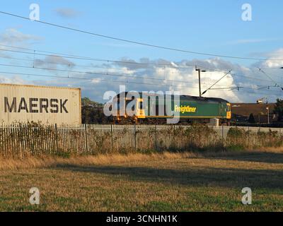 Freightliner Class 66 66516 transporte un train de conteneurs à travers le Northamptonshire, septembre 2025 Banque D'Images