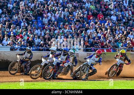 Pardubice, République tchèque. 21 septembre 2025. 77e course internationale Golden Helmet Motorcycle speedway tenue à Pardubice, République tchèque, le 21 septembre 2025. De gauche à droite Dimitri Berge de France, Jason Doyle d'Australie, Andzejs Lebedevs de Lettonie, Jakub Jamrog de Pologne, Rasmus Jensen du Danemark, Adam Bubba Bednar de République tchèque en action. Crédit : David Tanecek/CTK photo/Alamy Live News Banque D'Images