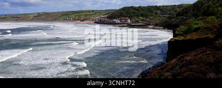 Vue sur Sandsend Bay, village de Sandsend, côte du Yorkshire du Nord, Angleterre, Royaume-Uni Banque D'Images