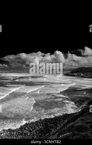 Vue sur Sandsend Bay, village de Sandsend, côte du Yorkshire du Nord, Angleterre, Royaume-Uni Banque D'Images