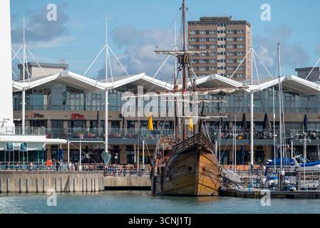 Le NAO Santa Maria s'est amarré sous la tour Spinnaker à Gunwharf Quays. Une réplique du navire que Christophe Colomb commandait. Sept. 2025. Banque D'Images
