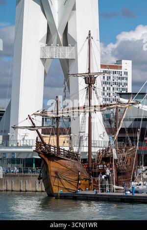 Le NAO Santa Maria s'est amarré sous la tour Spinnaker à Gunwharf Quays. Une réplique du navire que Christophe Colomb commandait. Sept. 2025. Banque D'Images