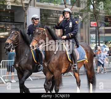 NYPD a monté des officiers à la tête de la parade de la fête du travail de New York sur la 5ème Avenue à Manhattan. Banque D'Images