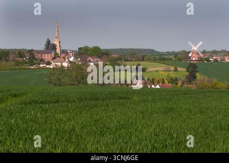 Un paysage rural de l'Essex regardant vers Thaxted avec son église paroissiale de membre John le Baptish et son emblématique moulin à tour Lowe, en Angleterre Banque D'Images