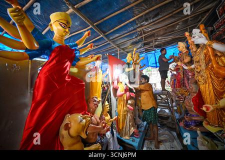 NEW DELHI, INDE - 20 SEPTEMBRE : artistes vus donnant la touche finale aux idoles de la déesse Durga avant le festival Durga Puja et Navratri au CR Park, le 20 septembre 2025 à New Delhi, Inde. Photo de Sanchit Khanna/Hindustan Times préparation du Festival de Durga Puja Banque D'Images