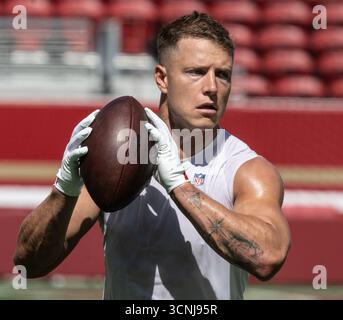Santa Clara, États-Unis. 21 septembre 2025. San Francisco 49ers Running back Christian McCaffrey se réchauffe pour affronter les Arizona Cardinals au Levi's Stadium de Santa Clara, Californie, le dimanche 21 septembre 2025. Photo de Terry Schmitt/UPI crédit : UPI/Alamy Live News Banque D'Images