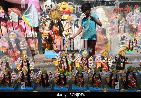New Delhi, Inde. 20 septembre 2025. NEW DELHI, INDE - 20 SEPTEMBRE : artistes vus donnant la touche finale aux idoles de la déesse Durga avant le festival Durga Puja et Navratri à Panchkula Road, le 20 septembre 2025 à New Delhi, Inde. (Photo de Sonu Mehta/Hindustan Times/Sipa USA ) crédit : Sipa USA/Alamy Live News Banque D'Images