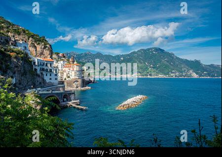 Ville d'Atrani, Italie, vue de son côté ouest par une belle journée ensoleillée Banque D'Images