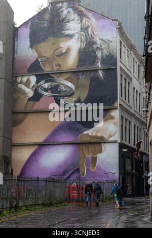 Une murale, Honey… I Shrunk the Kids, de l'artiste Smug, sur Mitchell Steet, Glasgow Banque D'Images