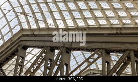 Poutres de toit et plafond de verre dans le Moynihan train Hall à Penn Station à New York. Banque D'Images