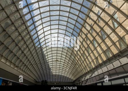 Poutres de toit et plafond de verre dans le Moynihan train Hall à Penn Station à New York. Banque D'Images