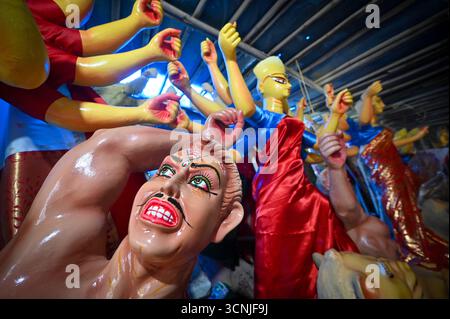 New Delhi, Inde. 20 septembre 2025. NEW DELHI, INDE - 20 SEPTEMBRE : artistes vus donnant la touche finale aux idoles de la déesse Durga avant le festival Durga Puja et Navratri au CR Park, le 20 septembre 2025 à New Delhi, Inde. (Photo de Sanchit Khanna/Hindustan Times/Sipa USA ) crédit : Sipa USA/Alamy Live News Banque D'Images