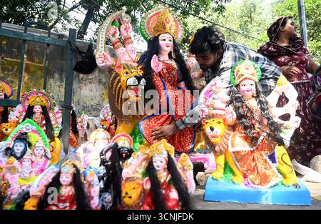 New Delhi, Inde. 20 septembre 2025. NEW DELHI, INDE - 20 SEPTEMBRE : artistes vus donnant la touche finale aux idoles de la déesse Durga avant le festival Durga Puja et Navratri à Panchkula Road, le 20 septembre 2025 à New Delhi, Inde. (Photo de Sonu Mehta/Hindustan Times/Sipa USA ) crédit : Sipa USA/Alamy Live News Banque D'Images