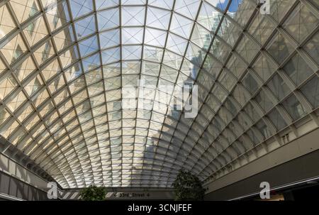 Poutres de toit et plafond de verre dans le Moynihan train Hall à Penn Station à New York. Banque D'Images