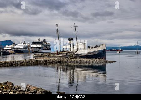 Le naufrage de Saint-Christophe repose sur le rivage rocheux près du port d'Ushuaia, un remorqueur historique bien connu ancré dans le canal Beagle Banque D'Images