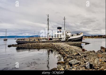 Le naufrage de Saint-Christophe repose sur le rivage rocheux près du port d'Ushuaia, un remorqueur historique bien connu ancré dans le canal Beagle Banque D'Images