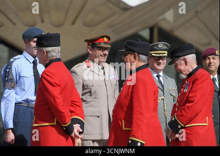 Les retraités de Chelsea examinent les gens de la réserve militaire de la ville de Londres et les Cadets de l'Air lors du Costermongers Harvest Festival annuel à Guildhall Yard, City of London le Harvest Festival a présenté des danses et des divertissements par les participants en costumes traditionnels et s'est conclu par un service à l'église St Mary-le-Bow, domicile des célèbres Bow Bells. Banque D'Images