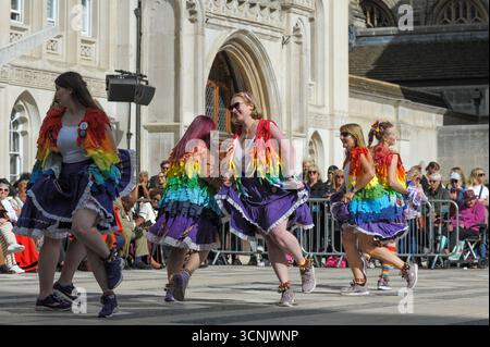 Morris danseurs de Loose Women Morris se produisant lors du Costermongers Harvest Festival annuel à Guildhall Yard, City of London. Le festival de la récolte a présenté des danses et des divertissements par les participants en costumes traditionnels et s'est conclu par un service à l'église St Mary-le-Bow, qui abrite les célèbres Bow Bells. Banque D'Images