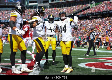 Foxborough, ma, États-Unis. 21 septembre 2025. MA, États-Unis ; les Steelers de Pittsburgh célèbrent un touchdown pendant le match NFL entre les Steelers de Pittsburgh et les Patriots de la Nouvelle-Angleterre au stade Gillette à Foxborough, Massachusetts. Crédit : csm/Alamy Live News Banque D'Images