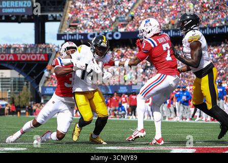 Foxborough, ma, États-Unis. 21 septembre 2025. MA, USA ; Pittsburgh Steelers Running back Kenneth Gainwell (14 ans) court avec le ballon lors du match NFL entre Pittsburgh Steelers et New England Patriots au Gillette Stadium à Foxborough, ma. Crédit : csm/Alamy Live News Banque D'Images