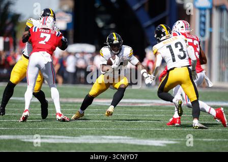 Foxborough, ma, États-Unis. 21 septembre 2025. MA, USA ; Pittsburgh Steelers Running back Kenneth Gainwell (14 ans) court avec le ballon lors du match NFL entre Pittsburgh Steelers et New England Patriots au Gillette Stadium à Foxborough, ma. Crédit : csm/Alamy Live News Banque D'Images