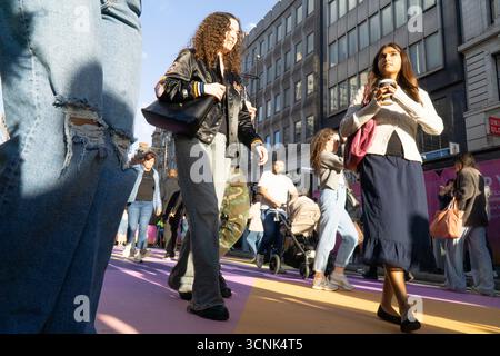 Londres, Royaume-Uni. 21 septembre 2025. Oxford Street a été piétonne pendant toute la journée dimanche dans le cadre de la campagne du maire Sadiq Khan pour que la circulation soit détournée de façon permanente de la principale rue commerçante de Londres. Au lieu de bus et de taxis, la rue était remplie de foules de gens qui appréciaient les activités, les stands de nourriture et les espaces de spectacle. Tenu la veille de l'équinoxe d'automne, l'événement a été béni par un temps sec et ensoleillé. Crédit : Anna Watson/Alamy Live News Banque D'Images