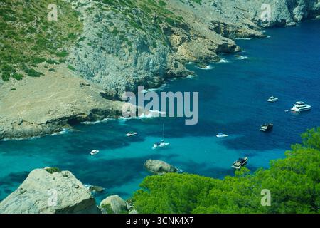 Des falaises côtières spectaculaires plongent dans les eaux cristallines de cala Figuera (Cabo Formentor) à Majorque, en Espagne. Banque D'Images