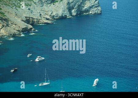 Des falaises côtières spectaculaires plongent dans les eaux cristallines de cala Figuera (Cabo Formentor) à Majorque, en Espagne. Banque D'Images