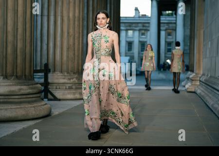 Londres, Royaume-Uni. 21 septembre 2025. Un mannequin marche sur la piste au salon Erdem pendant la London Fashion week septembre 2025 (photo de Lounis Tiar) crédit : SOPA images Limited/Alamy Live News Banque D'Images