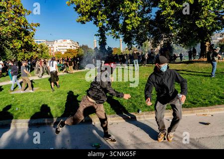 Paris, Paris, France, France. 18 septembre 2025. Des dizaines de milliers de personnes ont défilé jeudi à Paris à l'appel des grands syndicats français ''' CFDT, CGT, FO, CFE-CGC, CFTC, Unsa, FSU et solidaires. Il s'agit du premier front uni de l'union depuis le 6 juin 2023. Les écoles, les pharmacies, les transports publics et même les travailleurs de l'énergie se sont joints à la grève, paralysant la vie quotidienne dans la capitale alors que la police se préparait à de nouveaux troubles. La manifestation a été marquée par des affrontements intenses entre manifestants et policiers.80 000 policiers et gendarmes déployés à travers le pays, soutenus par des véhicules blindés. La mobilisation, visée sq Banque D'Images