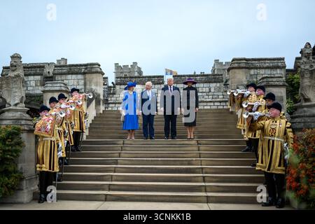 Le président Donald Trump, la première dame Melania Trump, le roi Charles III et la reine Camilla assisteront à une cérémonie militaire de retraite battue et survoleront les flèches rouges au château de Windsor à Windsor, en Angleterre, le 17 septembre 2025. Image reproduite avec l'aimable autorisation de la Maison Blanche. Banque D'Images
