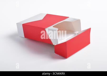 Boîte de paquet vierge de cigarettes isolé sur fond blanc Banque D'Images