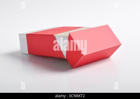 Boîte de paquet vierge de cigarettes isolé sur fond blanc Banque D'Images