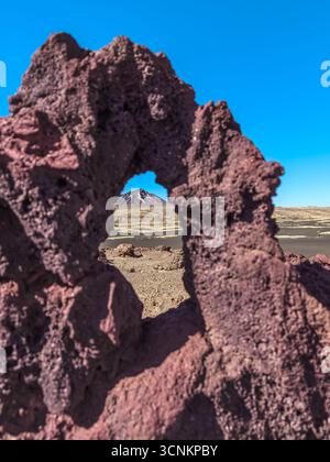Volcan Payun Matru couvert de neige dans le parc national de la Payunia Banque D'Images