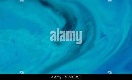 Encre ondulée. Fluide émaillé. Flou bleu flou bleu flot liquide taches noires foncées se répandant sur fond d'art acrylique abstrait. Banque D'Images