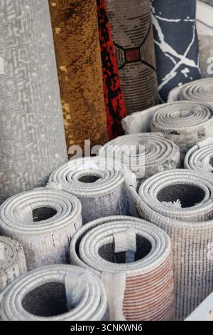 Tapis roulés colorés affichés sur un marché à vendre Banque D'Images
