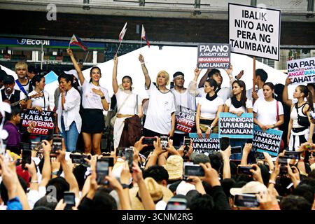 Philippines. 21 septembre 2025. L'acteur/chanteur/animateur de télévision Vice Ganda (7e à partir de la gauche) s'est joint à la manifestation avec l'actrice Anne Curtis (9e à partir de la gauche), l'actrice Andrea brillantes (6e à partir de la gauche), l'actrice Iza Calzado (4e à partir de la gauche) lors de la célébration du 53e anniversaire de la loi martiale et divers groupes menant une marche de protestation de mille milliards aux monuments du pouvoir populaire pour condamner la corruption rampante sur le gouvernement philippin Quezon City le 21 septembre 2025. (Crédit image : © Gregorio B. Dantes Jr/Pacific Press via ZUMA Press Wire) USAGE ÉDITORIAL SEULEMENT ! Non destiné à UN USAGE commercial ! Banque D'Images