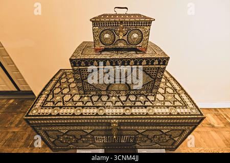 Coffre traditionnel en bois dans le Musée des Arts appliqués à Tachkent Ouzbékistan Banque D'Images