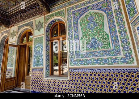 Le travail complexe de la colonne islamique et l'architecture en bois au Musée d'État des arts appliqués de Tachkent, Ouzbékistan, mettant en valeur la tradition d'Asie centrale A. Banque D'Images