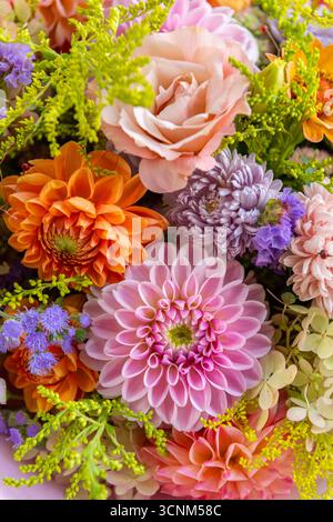 Bouquet d'été. Bel arrangement de fleurs fraîches de couleur pastel. Bouquet d'anniversaire ou de mariage fait de fleurs d'été. Banque D'Images