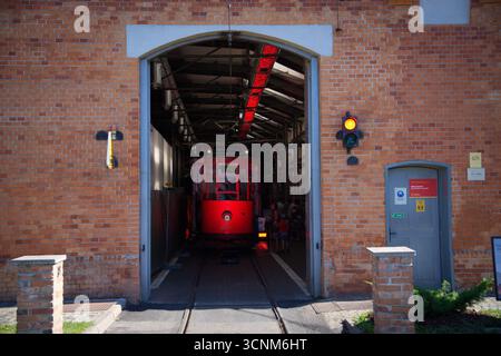 Varsovie, Pologne. 21 septembre 2025. Un tramway historique est vu à l'usine de réparation de matériel roulant de Varsovie, Pologne, le 21 septembre 2025. Les tramways de Varsovie ont présenté plusieurs tramways anciens restaurés au public, attirant de nombreux résidents et touristes locaux. Crédit : Jaap Arriens/Xinhua/Alamy Live News Banque D'Images