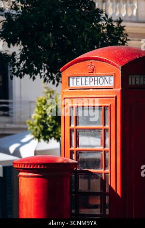 Cabine téléphonique rouge britannique traditionnelle et boîte aux lettres dans le centre-ville de la Valette, Malte Banque D'Images