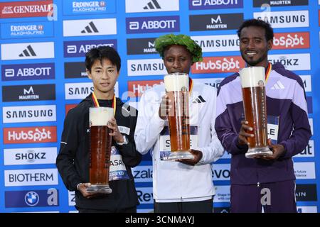 Berlin, Tiergarten, Allemagne. 21 septembre 2025. Berlin : Sabastian Sawe, du Kenya, a remporté le Marathon de Berlin avec une large avance. Lors de la 51e édition de la course dans la capitale, le joueur de 30 ans a triomphé dimanche avec un temps de 02 :02 :16 heures. Le Japonais Akira Akasaki a terminé deuxième (2 :06 :15) devant l’éthiopienne Chimdessa Debele (2 :06 :57). La photo montre la cérémonie de remise des prix. (Crédit image : © Simone Kuhlmey/Pacific Press via ZUMA Press Wire) USAGE ÉDITORIAL SEULEMENT ! Non destiné à UN USAGE commercial ! Banque D'Images