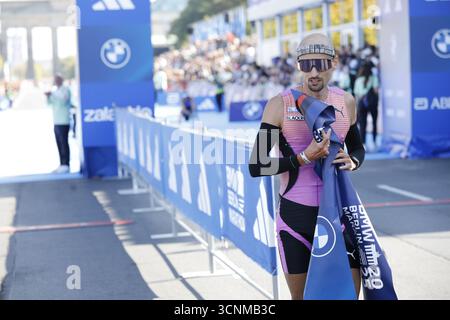 Berlin, Tiergarten, Allemagne. 21 septembre 2025. Berlin : Sabastian Sawe, du Kenya, a remporté le Marathon de Berlin avec une large avance. Lors de la 51e édition de la course dans la capitale, le joueur de 30 ans a triomphé dimanche avec un temps de 02 :02 :16 heures. La japonaise Akira Akasaki a terminé deuxième (2 :06 :15) devant l’éthiopienne Chimdessa Debele (2 :06 :57). La première place parmi les femmes est également allée au Kenya. Rosemary Wanjiru en 02 :21 :05 heures. Le meilleur Allemand était Hendrik Pfeiffer, terminant à la huitième place. Il a franchi la ligne d'arrivée en 2 :09 :14 heures. La meilleure allemande était Fabienne KÃ¶nigsstein, qui a terminé sixième wi Banque D'Images