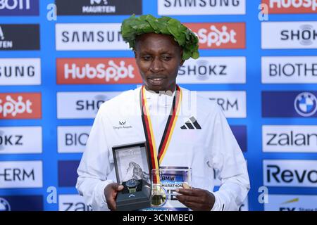Berlin, Tiergarten, Allemagne. 21 septembre 2025. Berlin : Sabastian Sawe, du Kenya, a remporté le Marathon de Berlin avec une large avance. Lors de la 51e édition de la course dans la capitale, le joueur de 30 ans a triomphé dimanche avec un temps de 02 :02 :16 heures. La japonaise Akira Akasaki a terminé deuxième (2 :06 :15) devant l’éthiopienne Chimdessa Debele (2 :06 :57). La première place parmi les femmes est également allée au Kenya. Rosemary Wanjiru en 02 :21 :05 heures. Le meilleur Allemand était Hendrik Pfeiffer, terminant à la huitième place. Il a franchi la ligne d'arrivée en 2 :09 :14 heures. La meilleure allemande était Fabienne KÃ¶nigsstein, qui a terminé sixième wi Banque D'Images