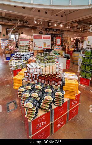 Présentoirs de produits italiens dans le magasin Eataly à Milan, Italie Banque D'Images