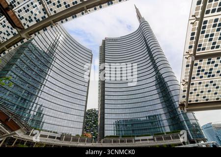 En regardant les bâtiments éco-durables de la tour UniCredit dans le projet Porta Nuova, Milan, Italie Banque D'Images
