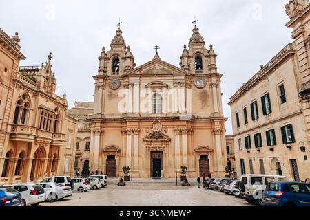 Mdina, Malte - 14 avril 2025 : la majestueuse cathédrale de Paul domine la place centrale de Mdina, mettant en valeur sa façade baroque avec une cloche jumelle t Banque D'Images