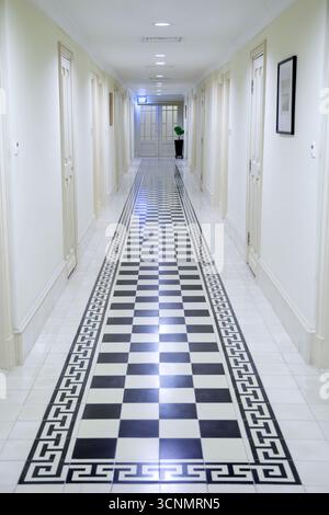 Couloir à l'intérieur de l'hôtel Raffles le Royal à phnom Penh, Cambodge Banque D'Images